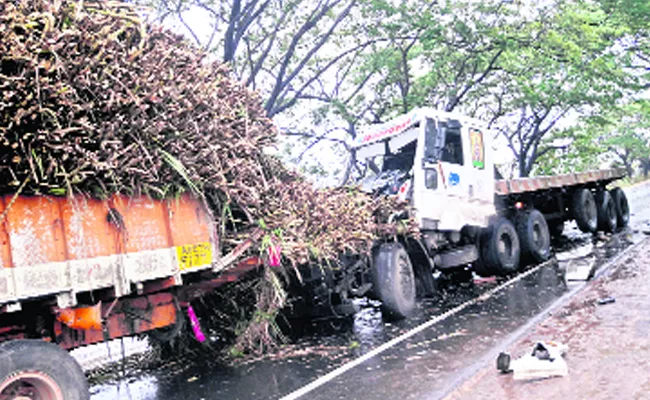 Road Accident In Khammam Four Died - Sakshi