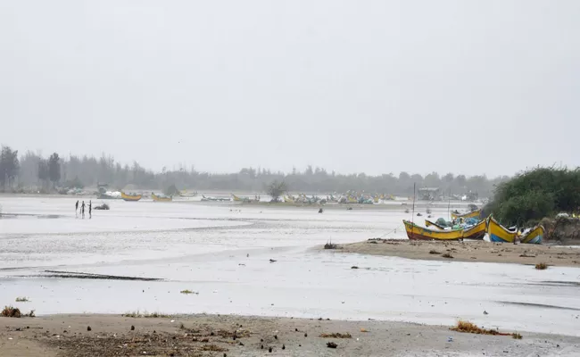 People Suffering with Cyclone Pethai - Sakshi