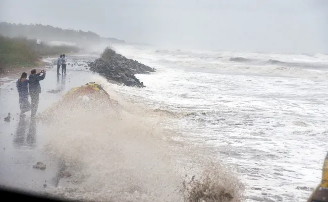 East Godavari Farmers Loss With Cyclone Pethai - Sakshi