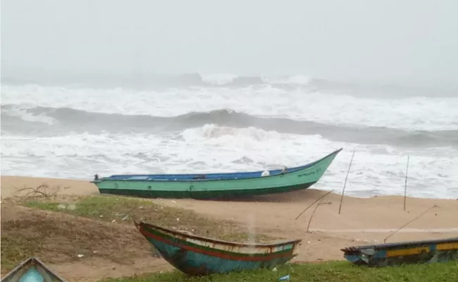 Visakhapatnam People Suffering With Cyclone Pethai - Sakshi