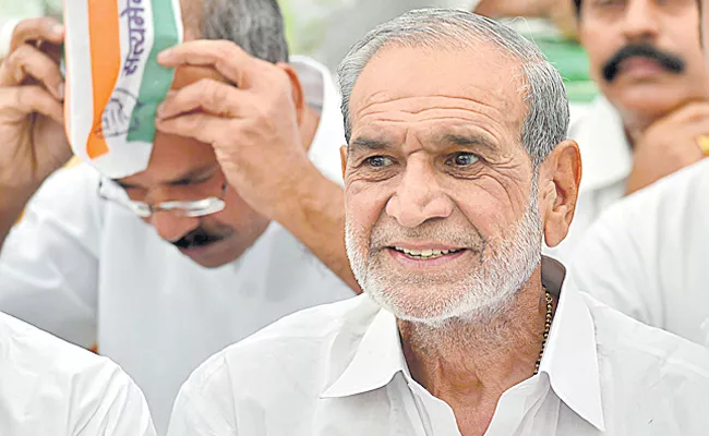 Senior Congress leader Former MP Sajjan Kumar resigned - Sakshi