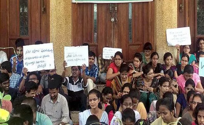 Students Strike At Bapatla Agricultural College - Sakshi