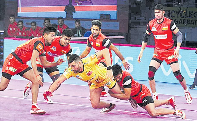 Bengaluru Bulls beats Telugu Titan - Sakshi