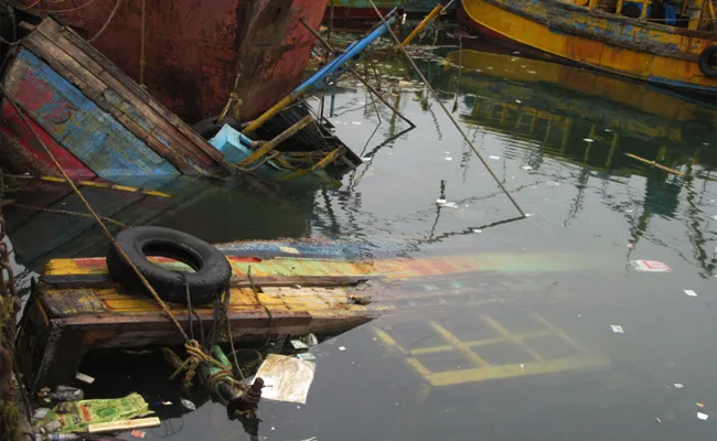 Boats Damaged With Pethai Cyclone Visakhapatnam - Sakshi