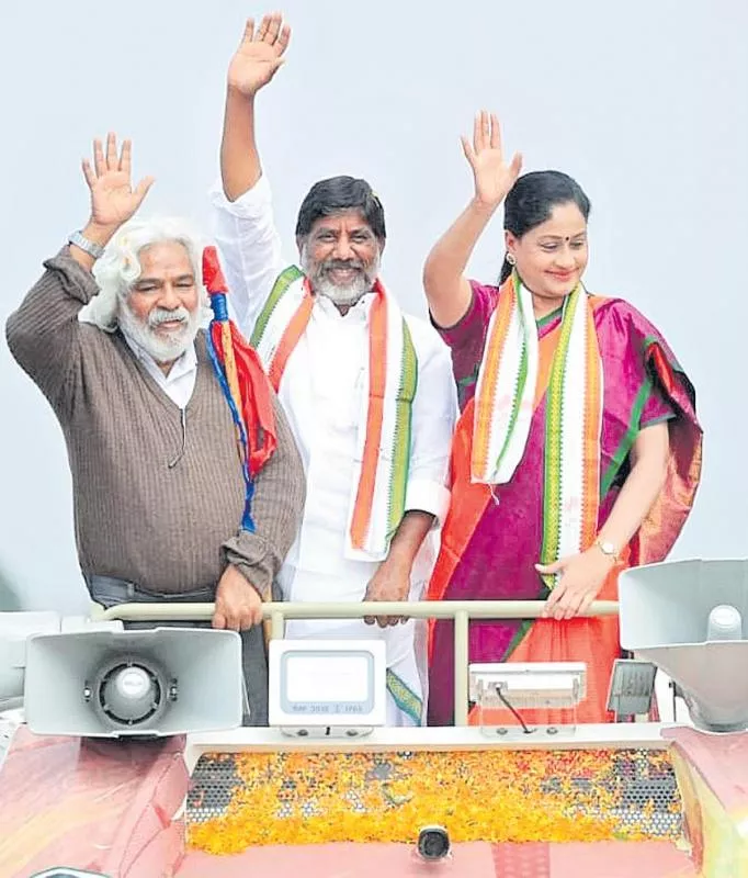 Gaddar, Mallu Bhatti Vikramarka, Vijayashanti during a roadshow - Sakshi