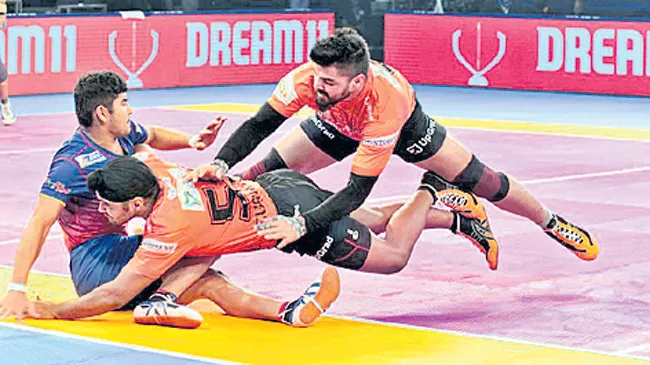 Pro Kabaddi 2018 Highlights: Dabang Delhi beat U Mumba  - Sakshi