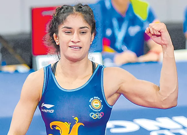 Vinesh Phogat, Sakshi Malik end season with National titles