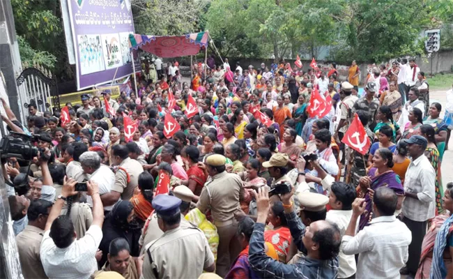 Midday meal workers Protest infront Of Collectorate Krishna - Sakshi