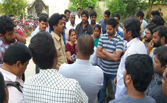 parents Protest Infront Of West Godavari narayana School - Sakshi