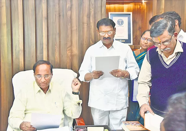 Thippeswamy Swearing As Madakasira MLA - Sakshi