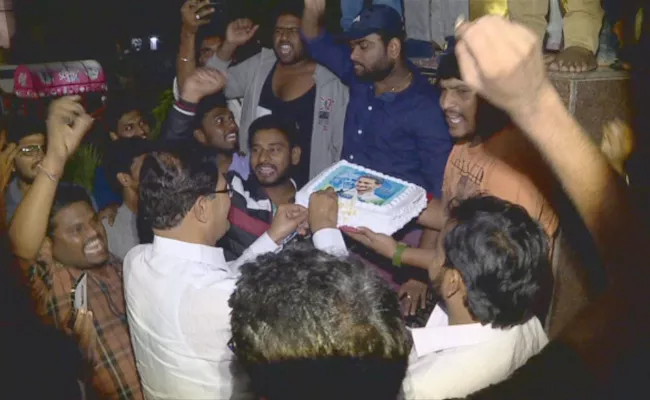 YS Jagan Birthday Celebrations At Banjara Hills YSR Circle - Sakshi