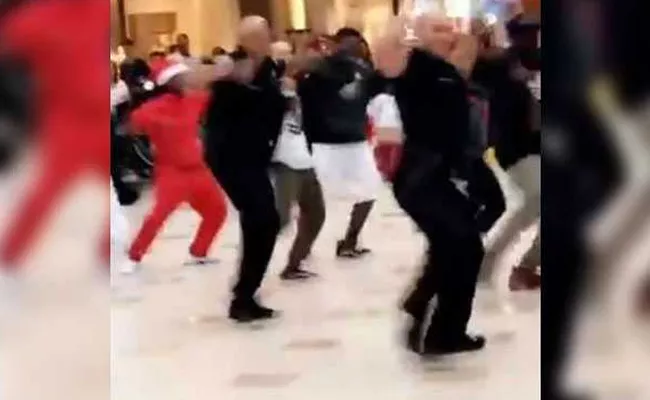 Cops Busting Flash Mob At US Mall Turns Into Surprise For Shoppers - Sakshi