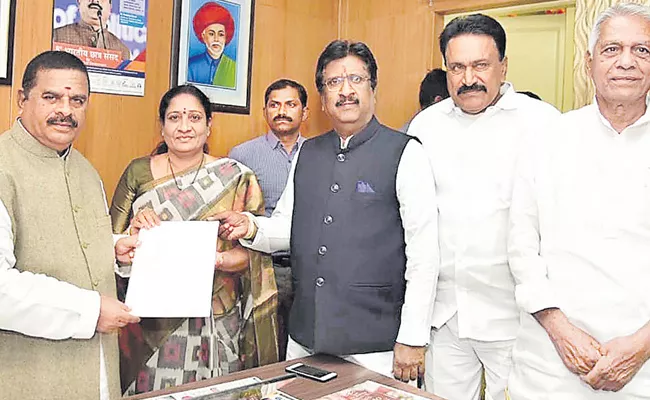 Congress MLC Leader Akula Lalitha Joined In TRS - Sakshi