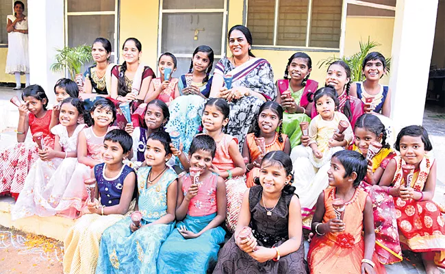 Harish Rao Wife Srinitha Spend With Bala Sadhanam Child in Siddipet - Sakshi