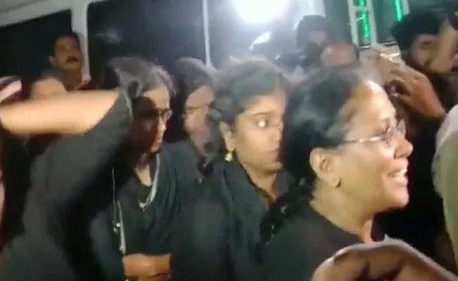 11 Women Trying To Enter Into Sabarimala - Sakshi