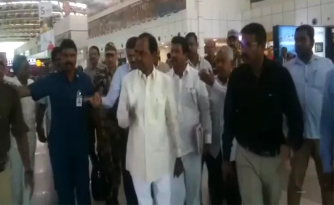 KCR Reached Bhubaneswar To Meet Naveen Patnaik - Sakshi