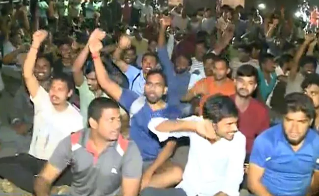 Student Protest In Andhra University Against Hotels Shut Down - Sakshi