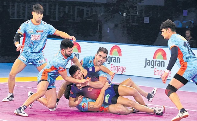 Dabang Delhis tenth win in pro Kabaddi League - Sakshi