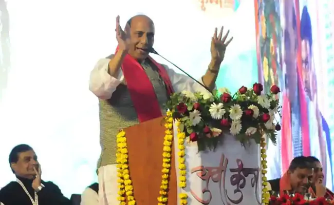 People Disrupts Rajnath Singh speech In Lucknow - Sakshi