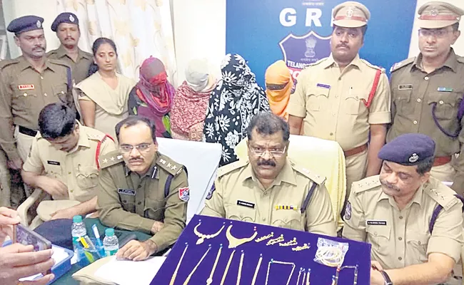 Women Thievs Arrest in Gold Robbery Case - Sakshi