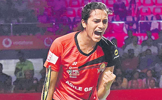 Hyderabad Hunters lead despite PV Sindhu loss to Sung Ji Hyun - Sakshi