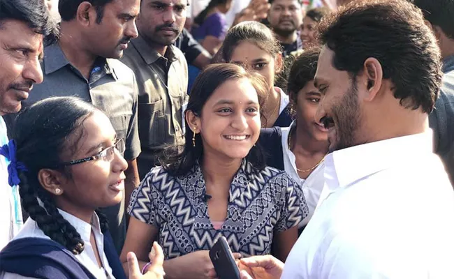 VRAs Met YS Jagan At PrajaSankalpaYatra In Srikakulam District - Sakshi