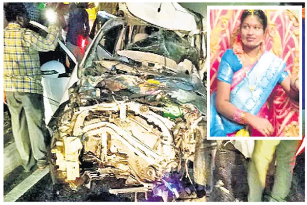 Pregnant Woman and her mothe and four other dead in road accident - Sakshi