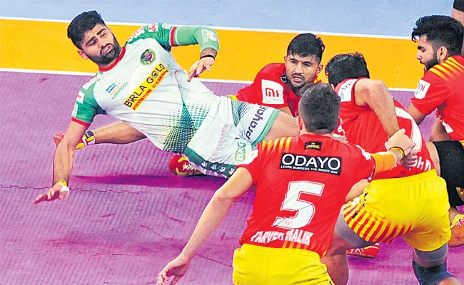 PKL 2018 today match Patna Pirates  beat Gujarat Fortunegiants  - Sakshi