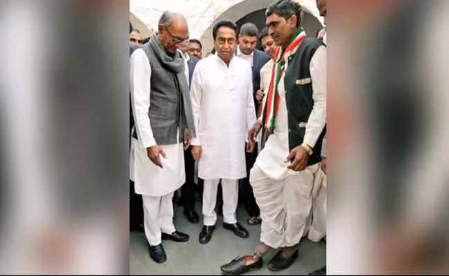 Congress Worker wear his shoes After 15 Years As A Mark Of Vow - Sakshi