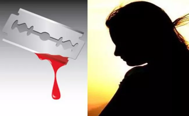 Tenth Class Student Attacked By Thugs With Blade In East Godavari - Sakshi