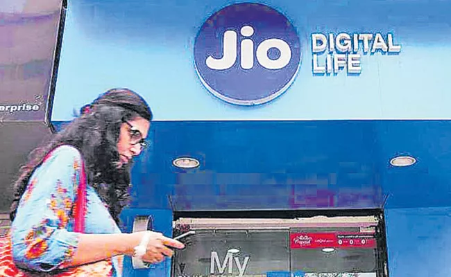 Reliance Jio Happy New Year offer 100 percent cashback - Sakshi