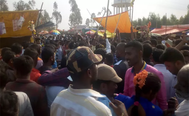 Sticks Fights in Ranganatha Swamy Temple Karntaka - Sakshi