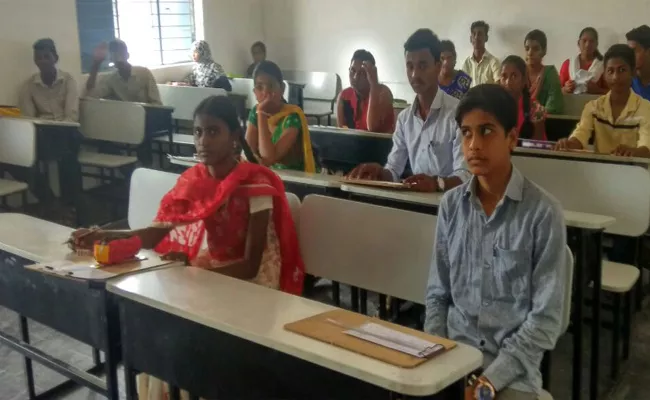 Tenth Class Students Attending Special Classes in Kurnool - Sakshi