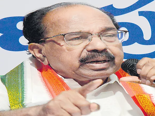 Veerappa Moily fires on KCR - Sakshi