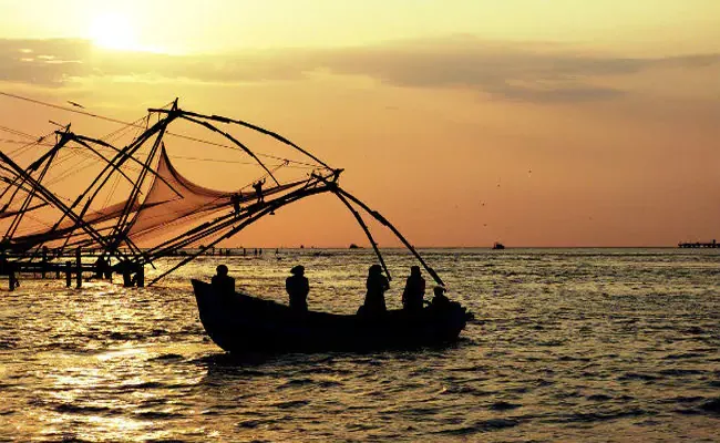 Fisher Men Caught By Pakistan Coast Guards - Sakshi