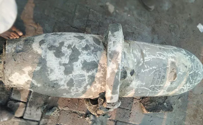 Second World War Bomb Found During Dredging Operations In Kolkata - Sakshi