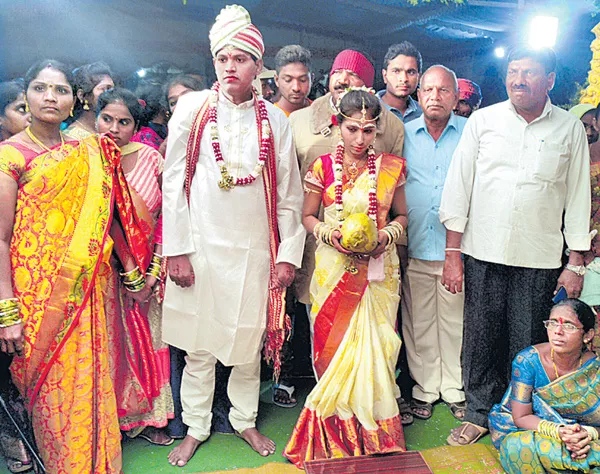 Groom ran away from wedding - Sakshi