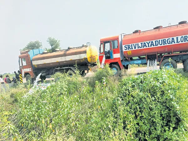 Huge loses to the farmers in Palnadu region - Sakshi