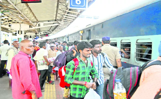 Trains full Rush sankranti festival - Sakshi