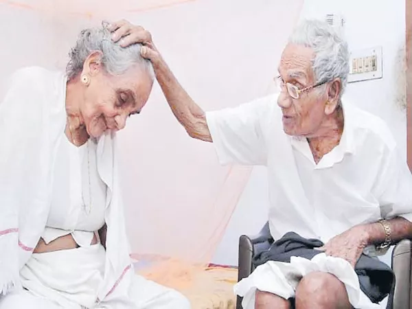 Kerala love couple met at the age of 90 - Sakshi