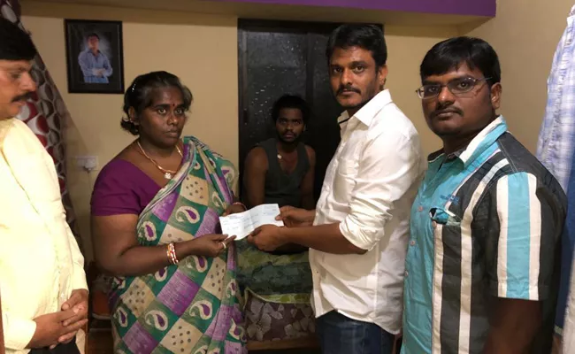 Singapore Telugu Samajam helps workers family - Sakshi