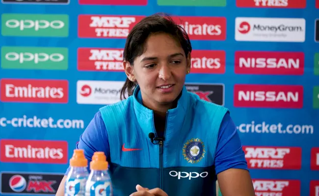 Harmanpreet Kaur, Smriti Mandhana bat for Ramesh Powar’s continuation as coach - Sakshi