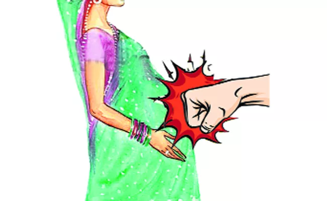 Husband Attacked on Pregnant Wife Nandyal kurnool - Sakshi