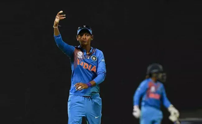 Sanjay Manjrekar Says Harmanpreet Kaur Exaggerating Role Of Coach In Team - Sakshi