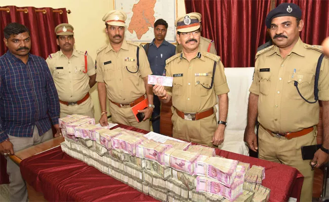 Money Seized In Pembarthi Check Post - Sakshi