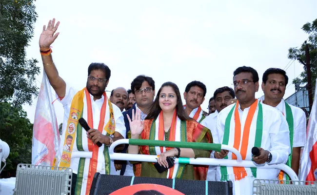 Nagma Comments On KCR In Warangal - Sakshi