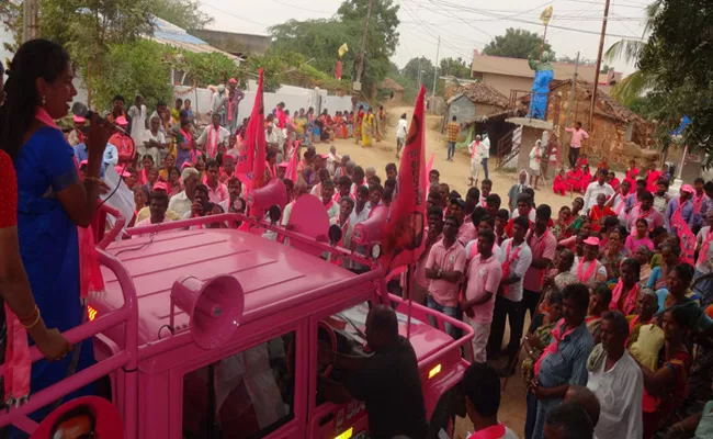 TRS Candidate Gongidi Sunitha Canvass In Atmakur - Sakshi