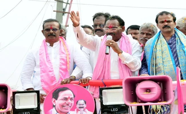 TRS Candidate Kusukuntla Prabhakar Reddy Canvass In Samstan Narayanapuram - Sakshi