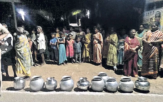 Villagers Stopped Nara Lokesh Convoy Over Water Crisis - Sakshi