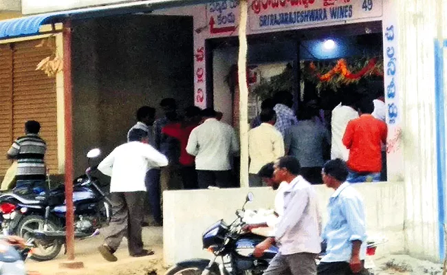 On Wednesday, Customers Were Heavily Queued Up For Alcohol Before WinesShop - Sakshi